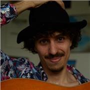 Attore e Cantautore propone lezioni di Chitarra e/o Ukulele mirate ad accompagnarsi la voce e divertirsi